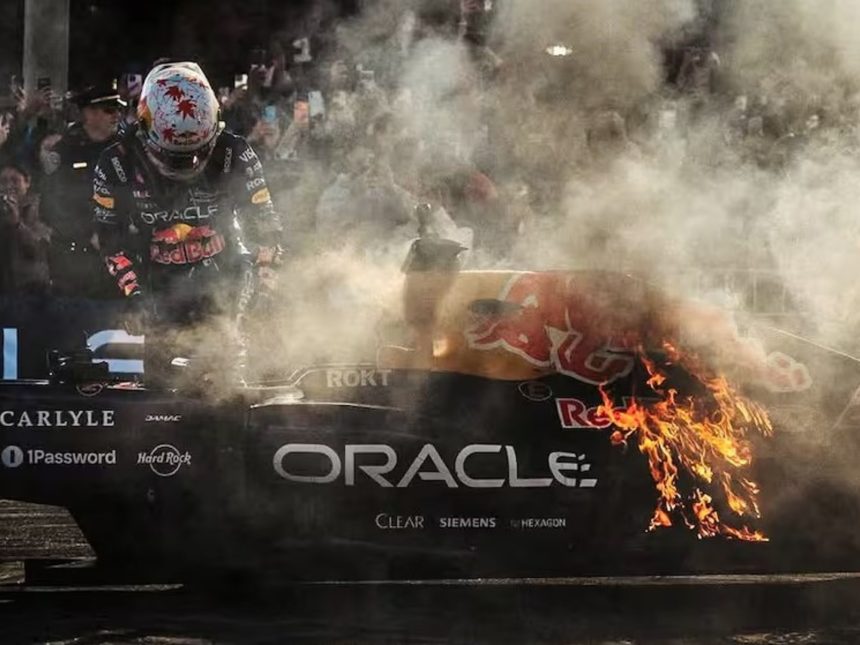 ¡Impactante! El Red Bull de Tsunoda se incendia en plena exhibición