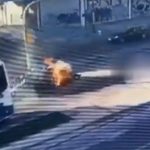 Desesperado escape: siete atrapados en auto y aplastados por colectivo