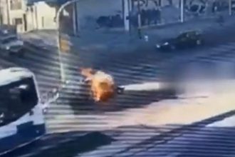 Desesperado escape: siete atrapados en auto y aplastados por colectivo