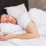 ¿Cuánto tiempo es saludable para dormirte tras acostarte?