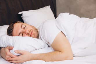 ¿Cuánto tiempo es saludable para dormirte tras acostarte?