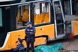 Impactante video: el instante del descarrilamiento del tranvía en Milán