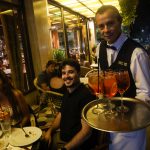 El Café de la Fama: Donde Jóvenes y Políticos se Encuentran