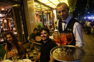 El Café de la Fama: Donde Jóvenes y Políticos se Encuentran