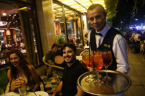 El Café de la Fama: Donde Jóvenes y Políticos se Encuentran