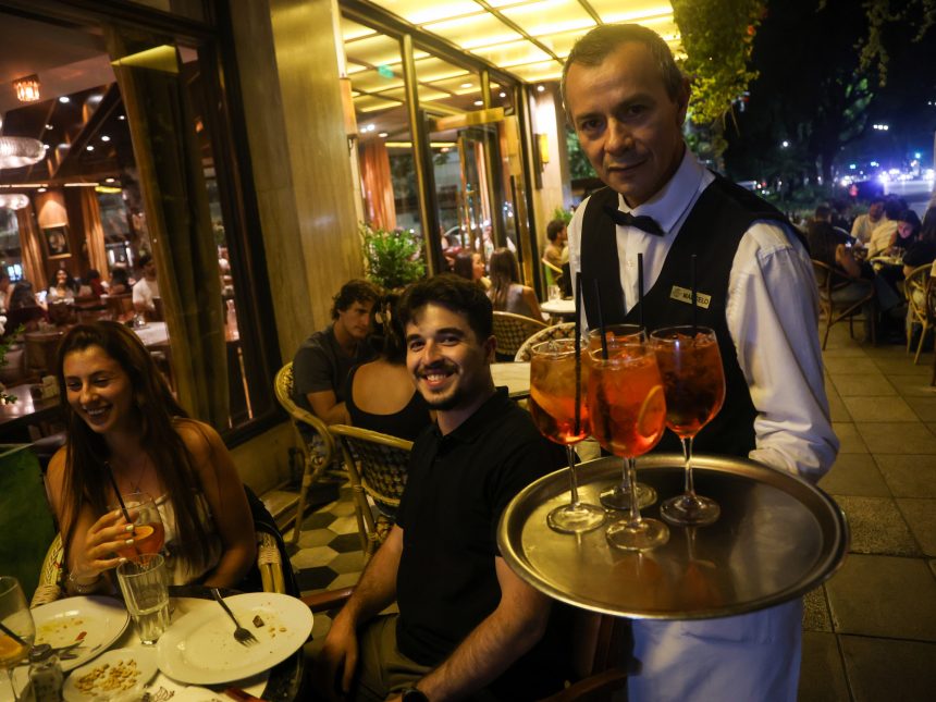 El Café de la Fama: Donde Jóvenes y Políticos se Encuentran