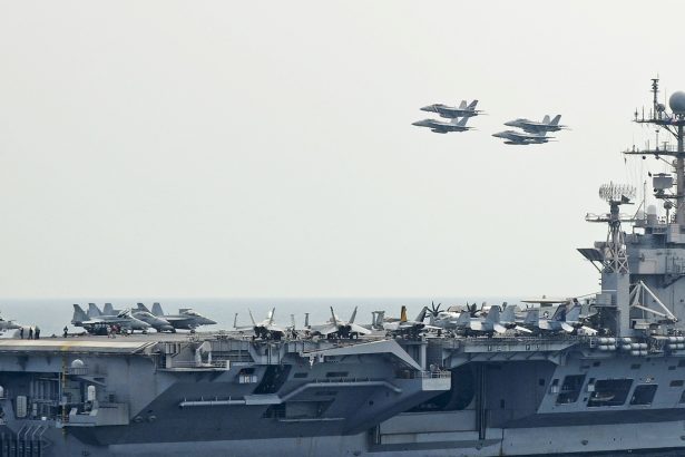 Irán afirma haber bombardeado el portaaviones Lincoln: Pentágono responde