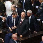 Manuel Adorni defiende a Milei: Respuestas contundentes al kirchnerismo