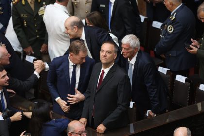 Manuel Adorni defiende a Milei: Respuestas contundentes al kirchnerismo