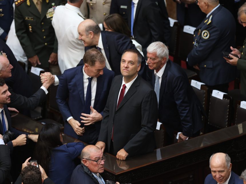 Manuel Adorni defiende a Milei: Respuestas contundentes al kirchnerismo