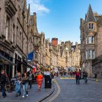 Alerta en Edimburgo: Hombre armado con cuchillos causa pánico