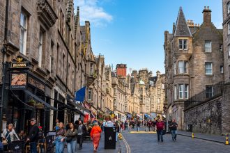 Alerta en Edimburgo: Hombre armado con cuchillos causa pánico