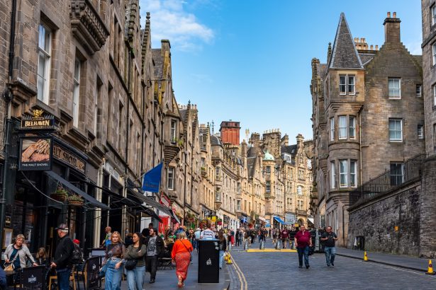 Alerta en Edimburgo: Hombre armado con cuchillos causa pánico