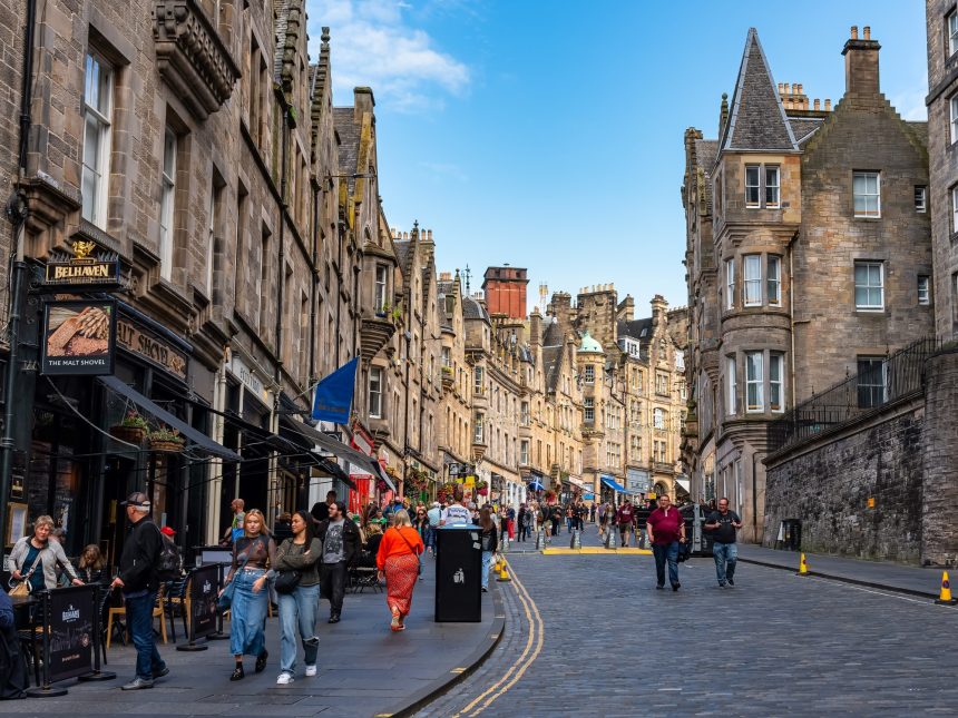 Alerta en Edimburgo: Hombre armado con cuchillos causa pánico