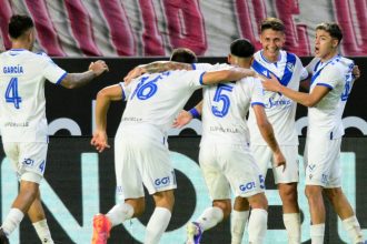 Vélez arrebata la cima a Estudiantes en un emocionante duelo