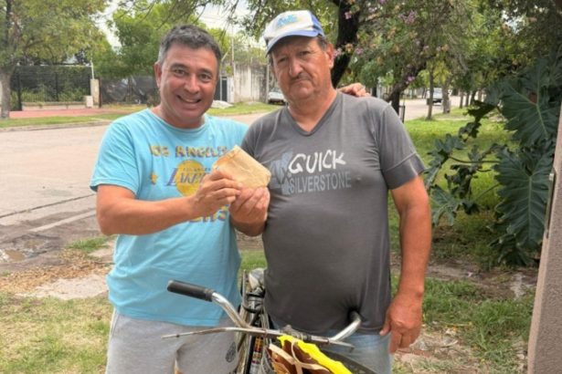 Empleado municipal devuelve intacto un sobre con dólares perdidos