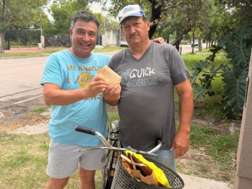 Empleado municipal devuelve intacto un sobre con dólares perdidos