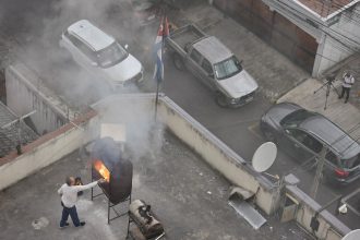 Ecuador expulsa al embajador de Cuba: ¡Así quemaban documentos!