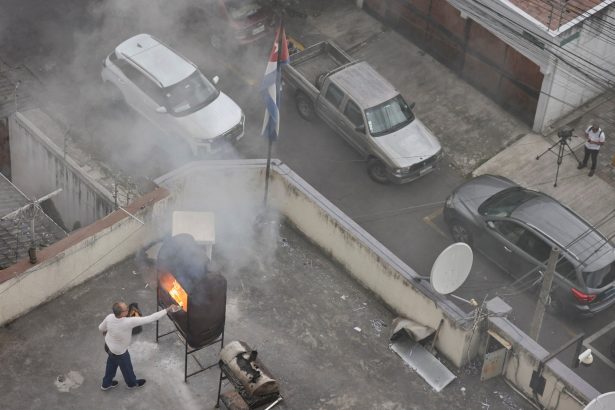 Ecuador expulsa al embajador de Cuba: ¡Así quemaban documentos!