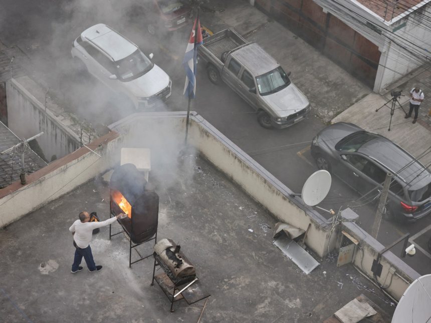 Ecuador expulsa al embajador de Cuba: ¡Así quemaban documentos!