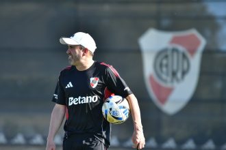 Coudet inicia su aventura en River: risas, intensidad y nuevo estilo