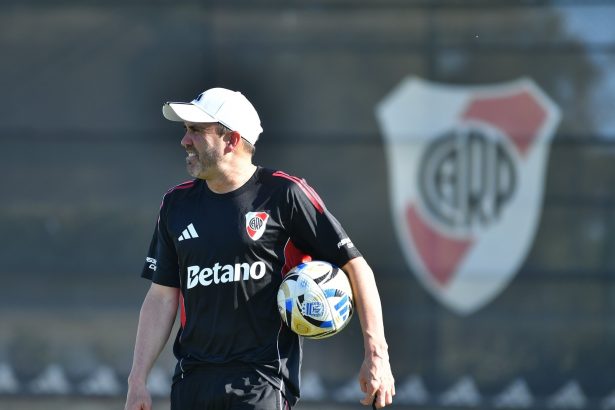 Coudet inicia su aventura en River: risas, intensidad y nuevo estilo