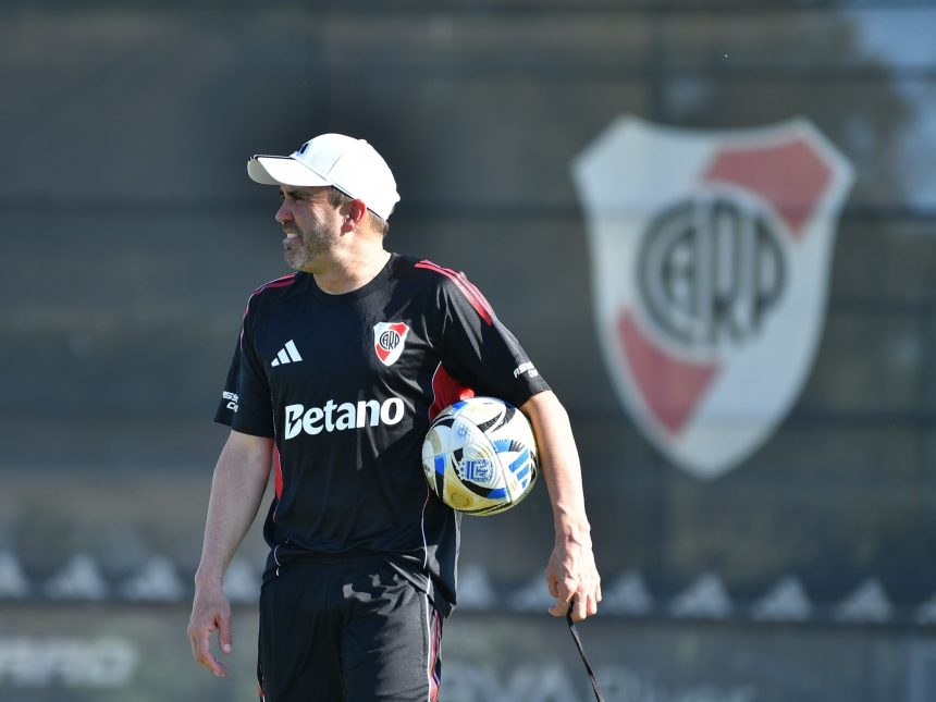 Coudet inicia su aventura en River: risas, intensidad y nuevo estilo