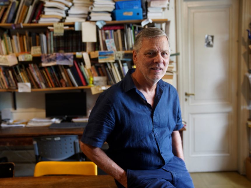 De carpas en climas extremos a un premio global: el arqueólogo argentino