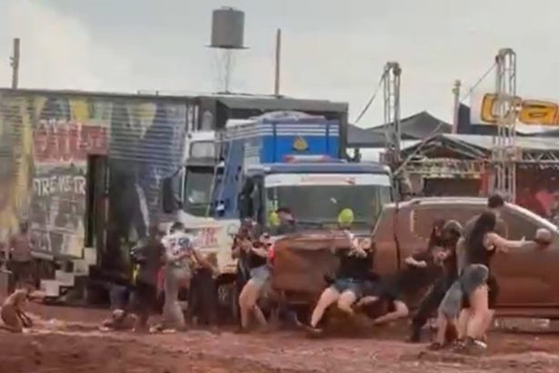 Impactante accidente en Misiones: camioneta choca al público en exhibición