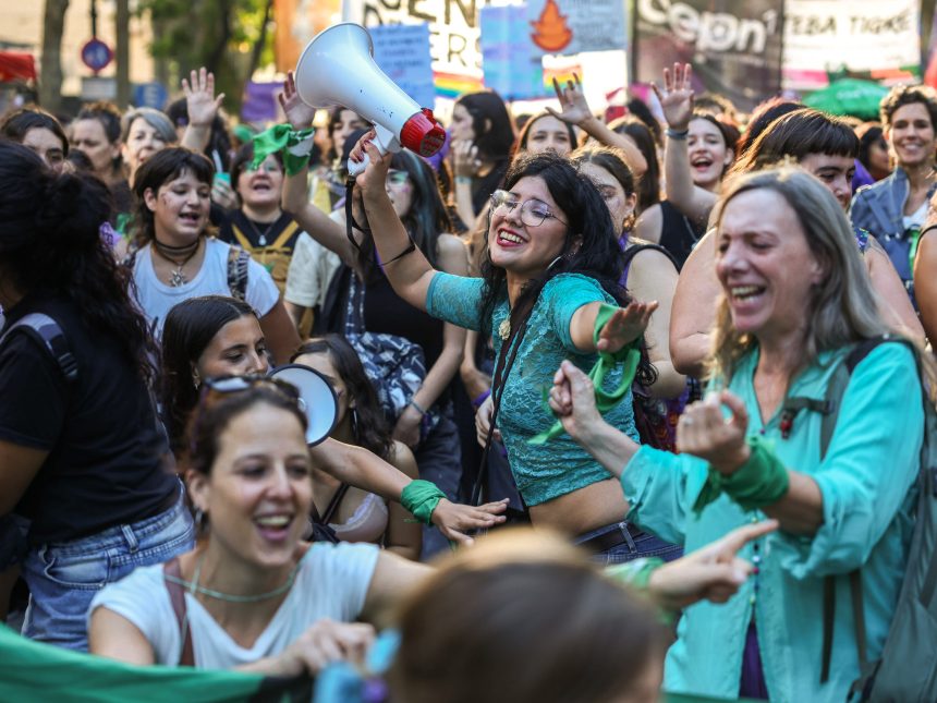 Marcha Feminista en el Día de la Mujer: ¡Voces que Exigen Cambio!