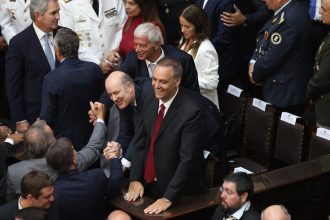 Adorni en EE. UU.: Viaje polémico y exigencias en el Congreso