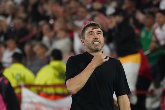 Chacho Coudet inicia su era en River con victoria y polémica