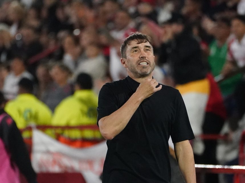 Chacho Coudet inicia su era en River con victoria y polémica