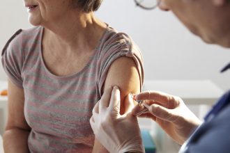 Vacuna antigripal PAMI: ¿Cuándo estará en farmacias y por qué se retrasa?