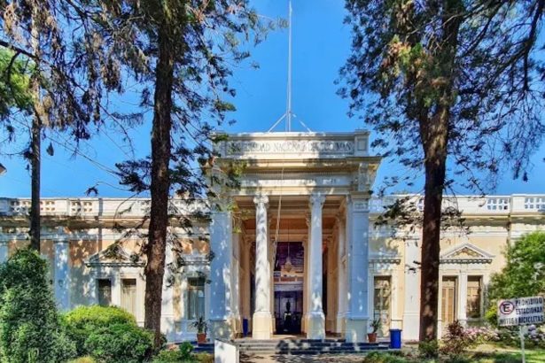Universidad de Tucumán: Rector busca tercer mandato y enfrenta oposición legal