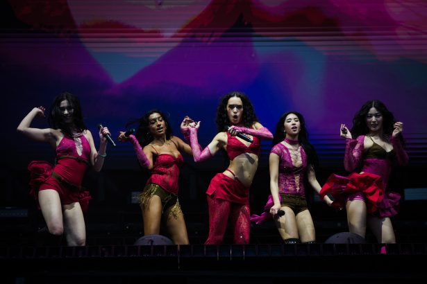 Lollapalooza 2026: Katseye brilla sin Manon y conquista a sus fans