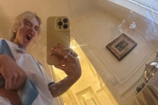 Sabrina Carpenter deslumbra en bombacha celeste y blanca desde Argentina