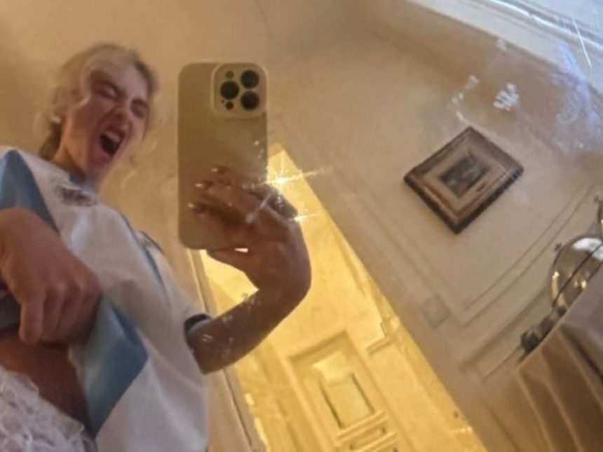 Sabrina Carpenter deslumbra en bombacha celeste y blanca desde Argentina