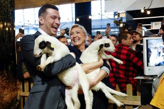 Francia en Crisis: El Centro se Desmorona y Crecen los Extremos