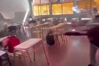 Alumnos desatan una emocionante ‘batalla’ de bengalas en aula de Catamarca