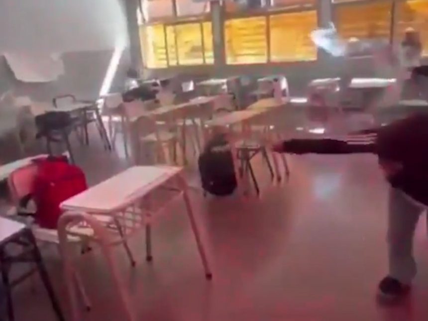 Alumnos desatan una emocionante ‘batalla’ de bengalas en aula de Catamarca