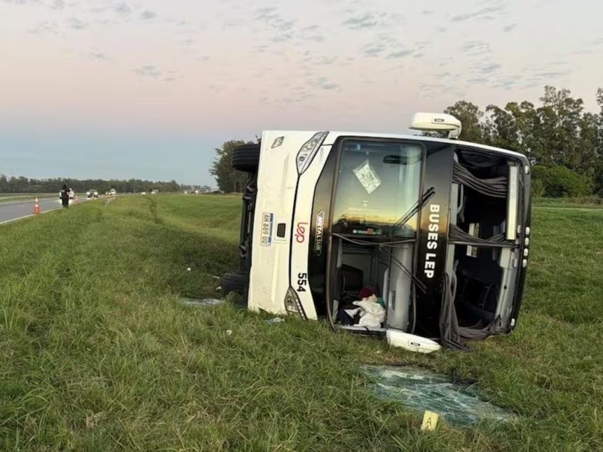 Accidente en Ruta 9: Más de 40 heridos tras volcadura de micro