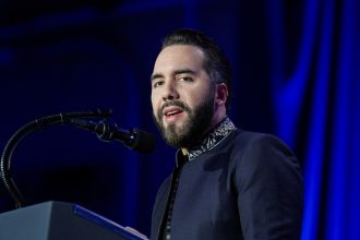 Bukele propone cadena perpetua para menores en crímenes graves