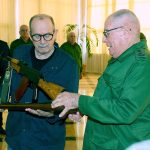 Cuba arma a Silvio Rodríguez con un AKM: ¿Listo para la lucha?