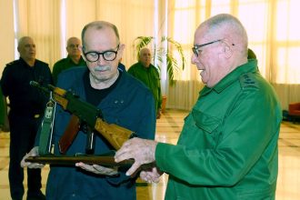 Cuba arma a Silvio Rodríguez con un AKM: ¿Listo para la lucha?