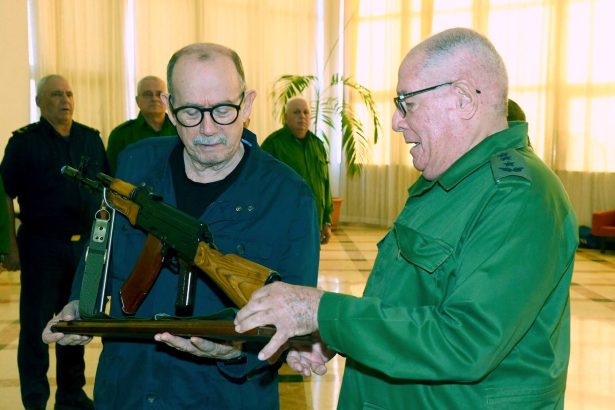 Cuba arma a Silvio Rodríguez con un AKM: ¿Listo para la lucha?
