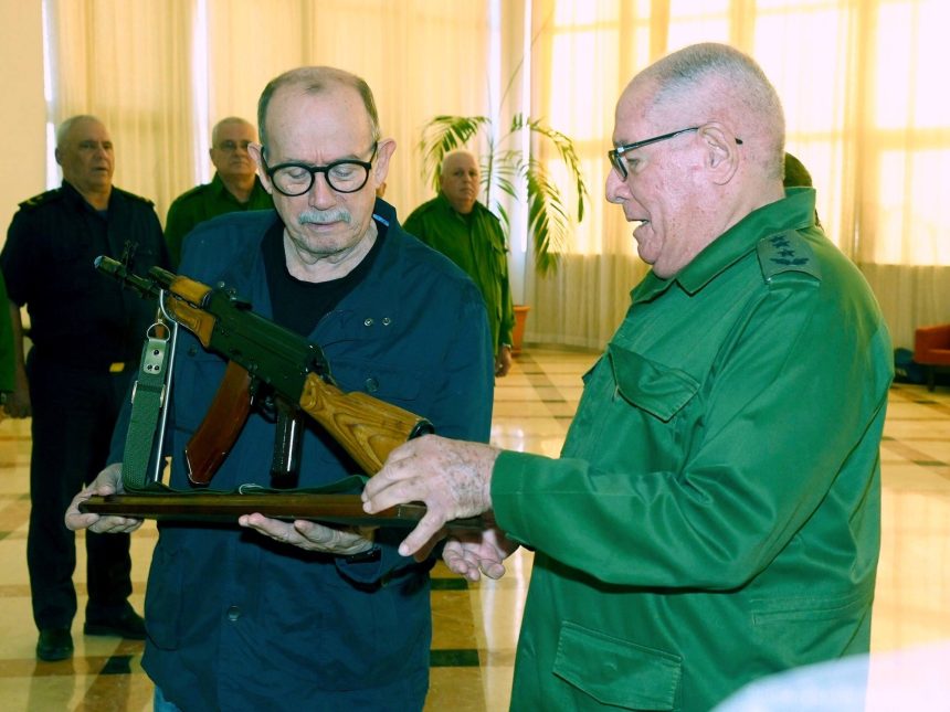 Cuba arma a Silvio Rodríguez con un AKM: ¿Listo para la lucha?