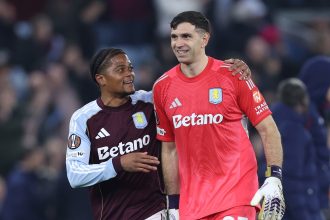 Dibu Martínez: El saque de arco que desató un gol espectacular