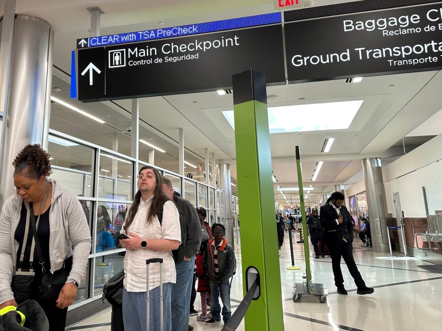 Trump planea enviar agentes migratorios para reforzar seguridad en aeropuertos