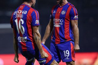 San Lorenzo arrasa a Deportivo Rincón y espera nuevo DT con alivio